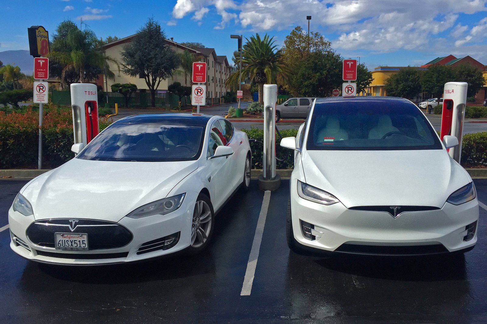 Tesla Model S und Model X an einem Supercharger